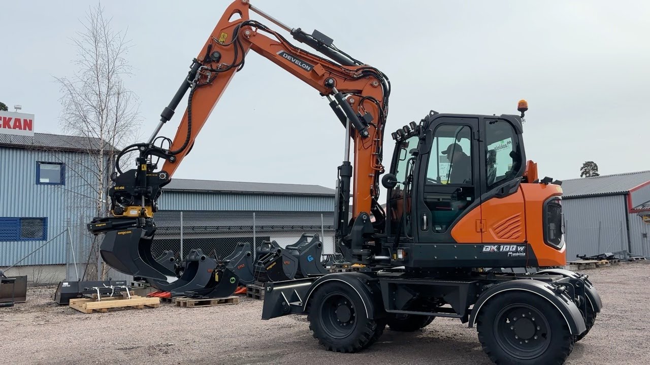Köp Grävmaskin Develon DX100W-7 med redskap på Klaravik