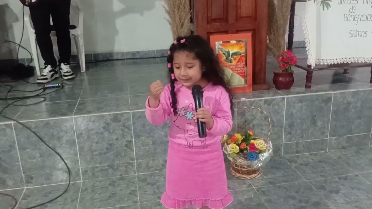 EUNICE entonando TE ALABARÁN OH JEHOVÁ 