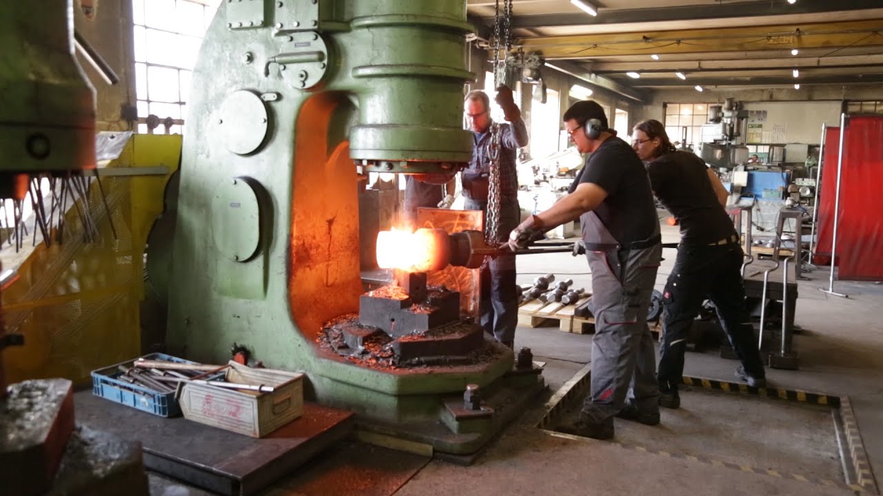 Neuer Glockenklöppel für zweitgrößte Glocke der Vilshofener Stadtpfarrkirche