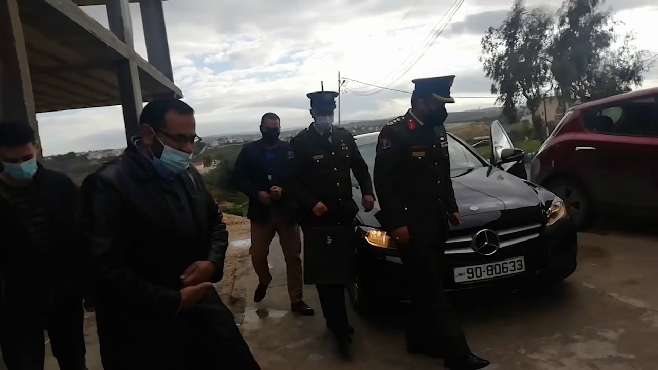 لحظة استلام عائلة المرحوم  علي محمد عنيزات البطاينة رحمه الله، التكريم الملكي