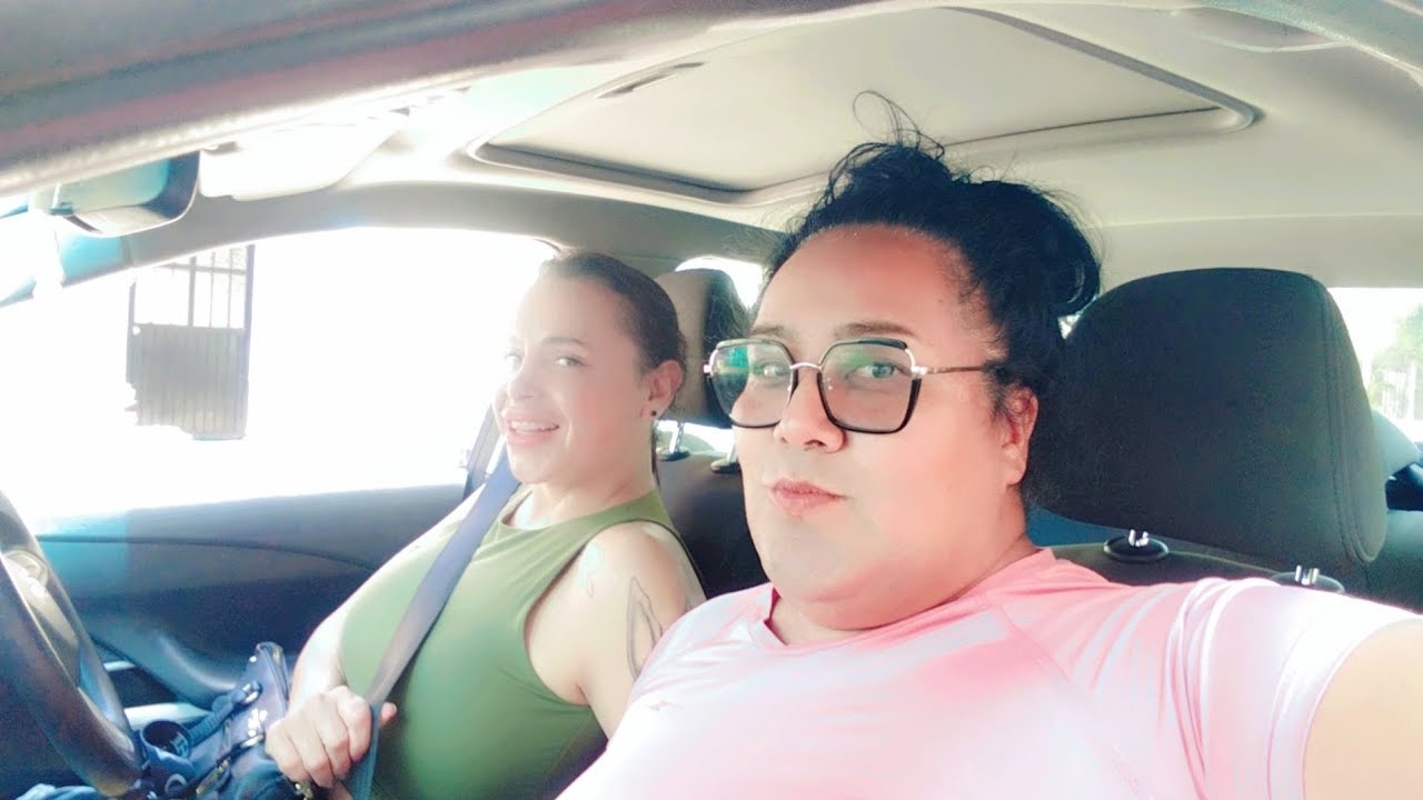 vamos con la chica a conseguir una hielera