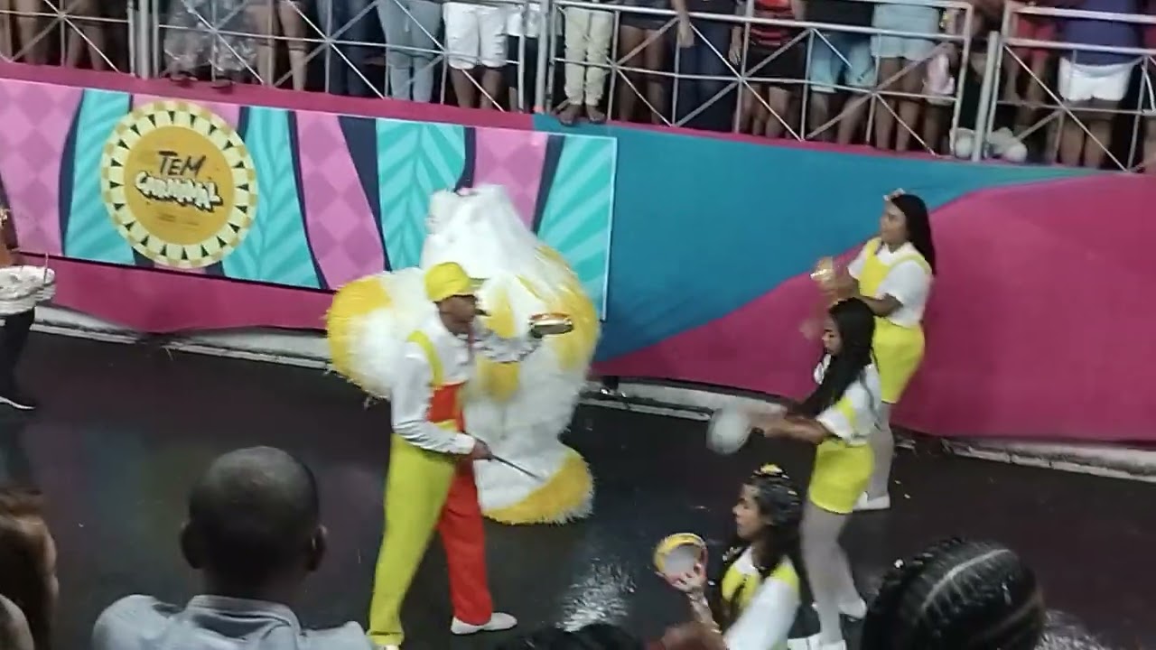 Sombra mostra  o desfile das ala ursa na última noite do carnaval tradição.