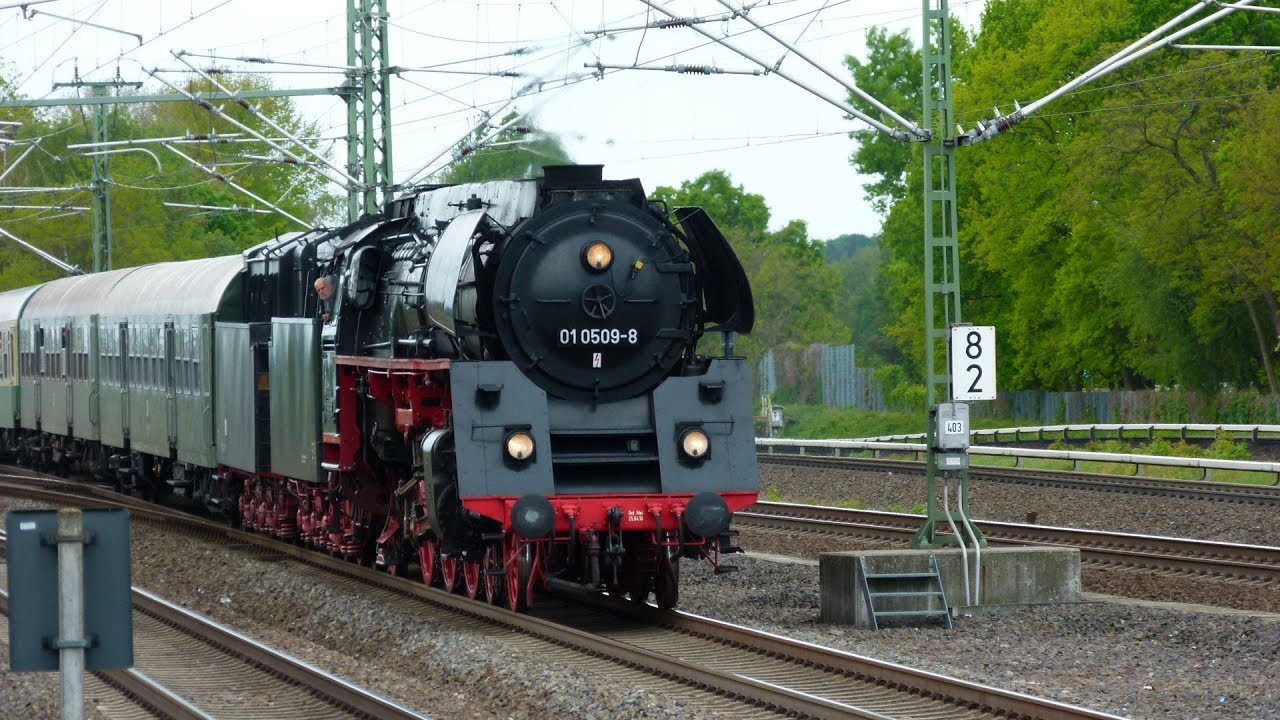NR 064 - 01 0509-8 mit Sonderzug in Berlin
