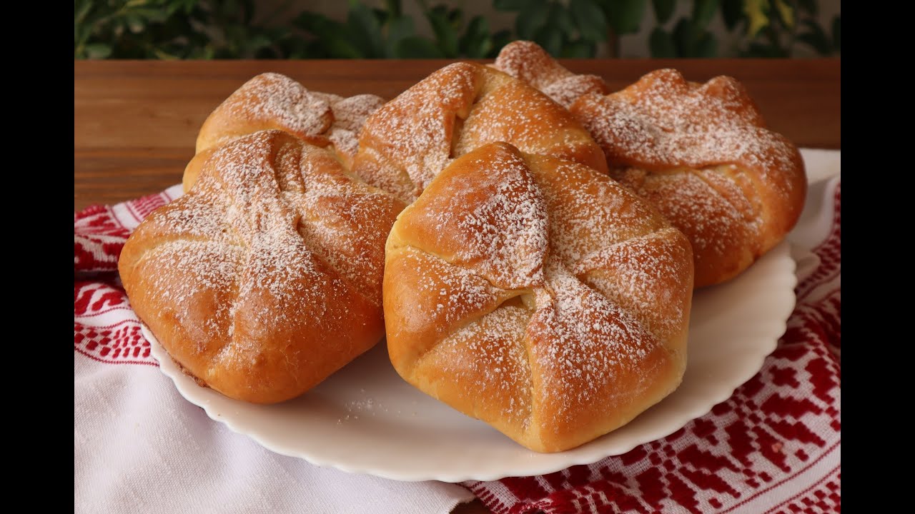 Традиционные румынские пироги со сладким сыром и изюмом.