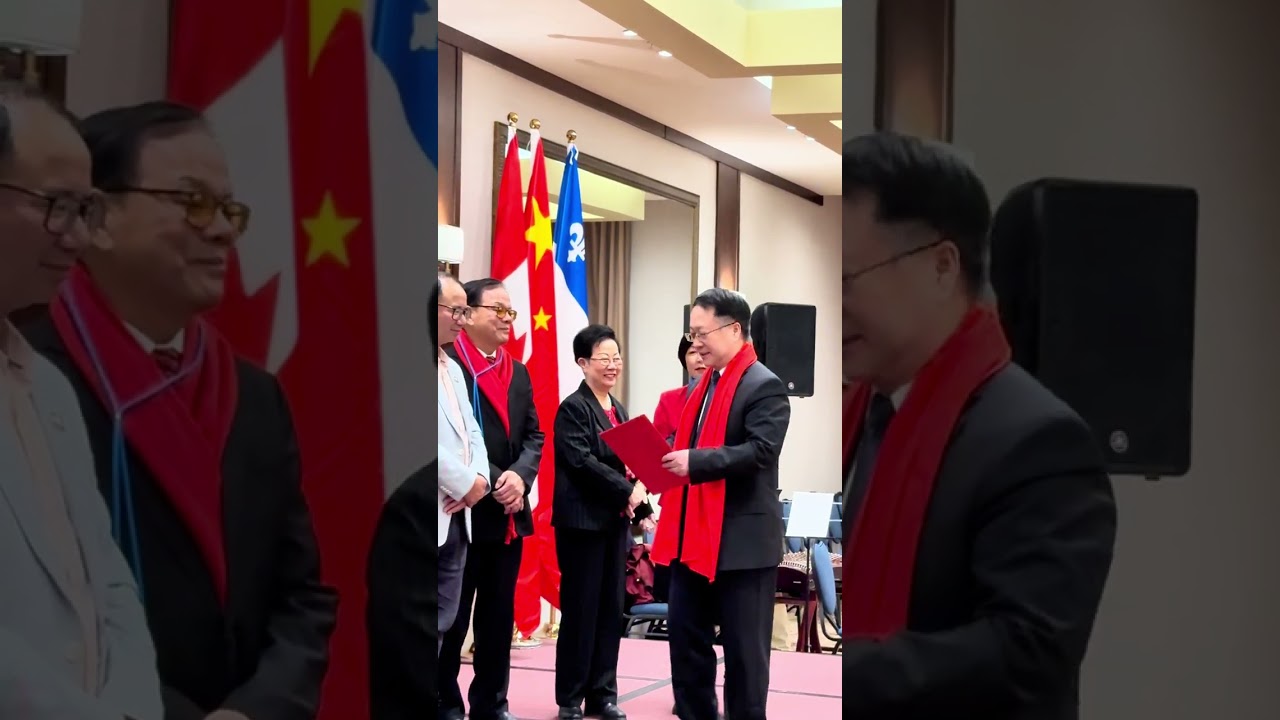 戴总和王付总颁发中国红十字会捐款证书