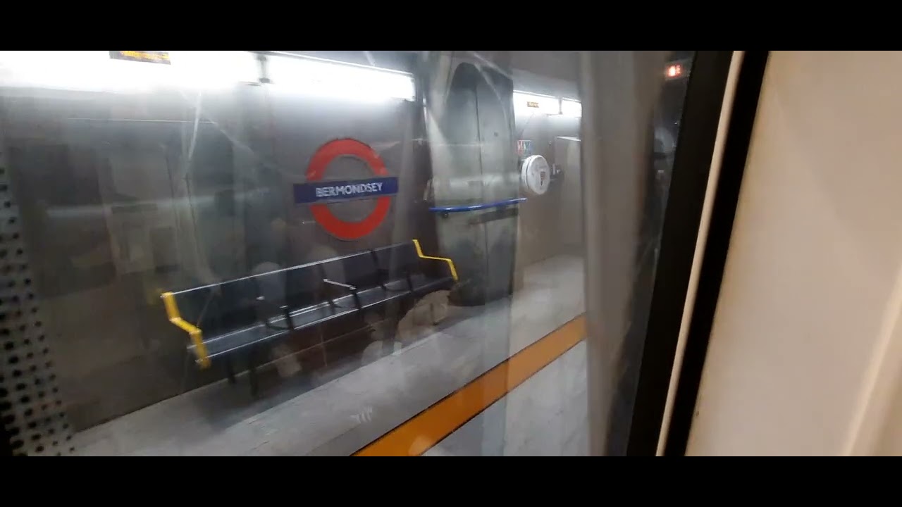 19/12/25 London Underground Stratford Service Canary wharf 