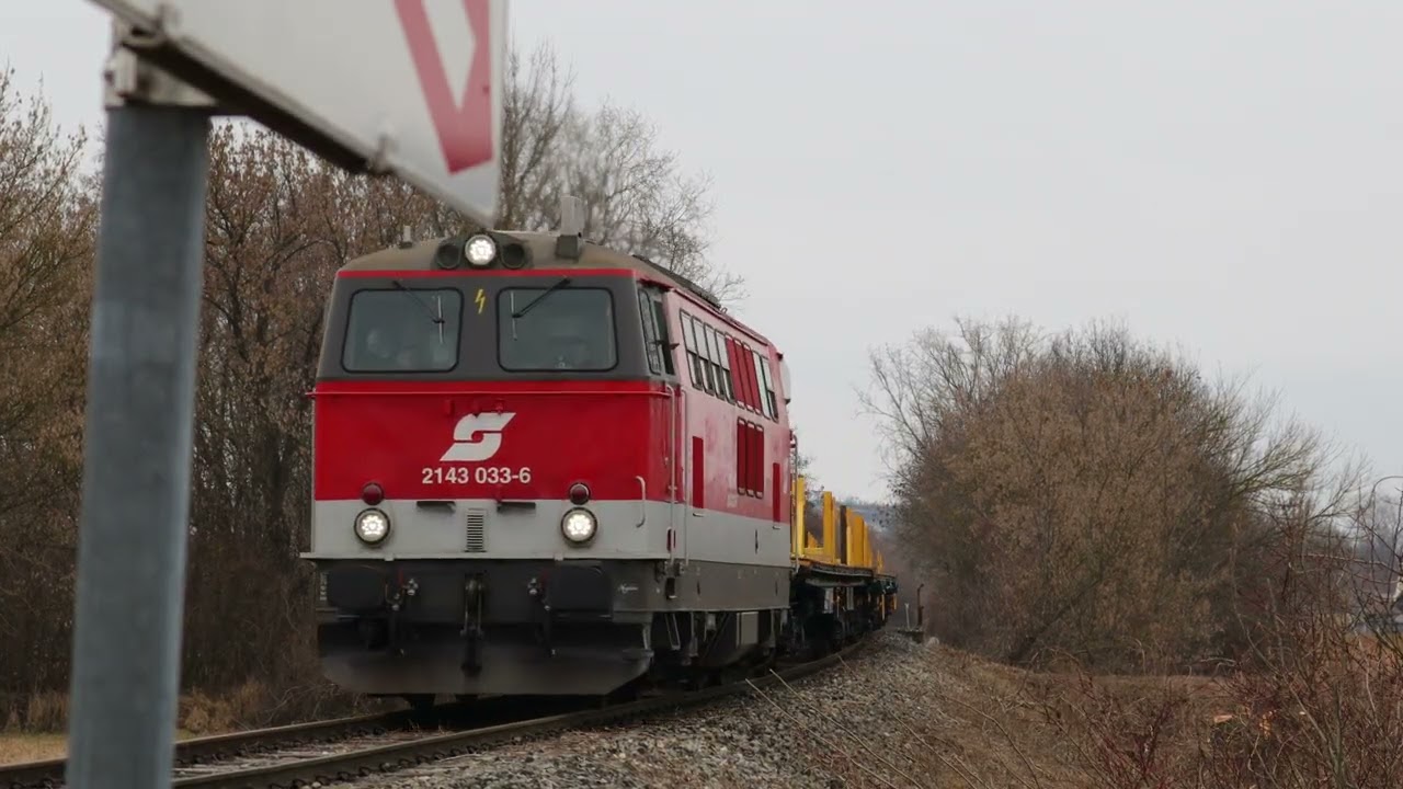 Regiobahn 2143.033-6 mit Schwellenwagenzug auf der Zayatalbahn bei Ebersdorf