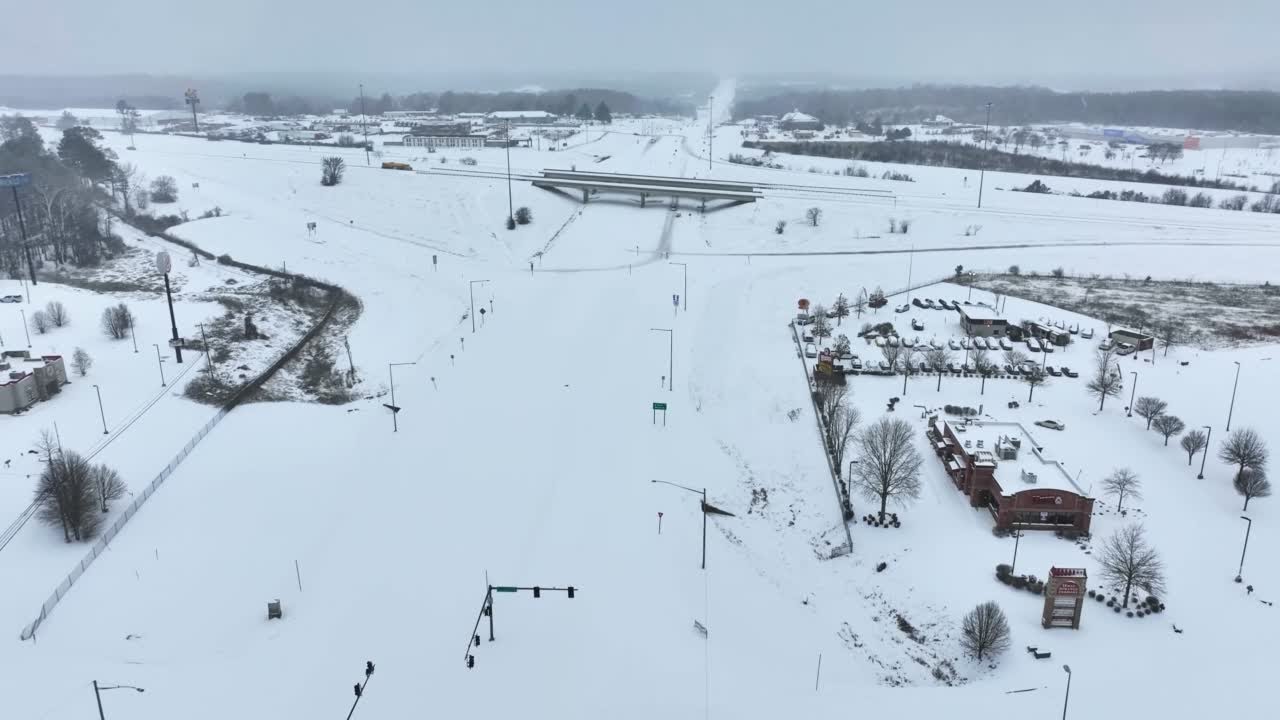 DRONE VIDEO of heavy snow in Holly Springs, Mississippi