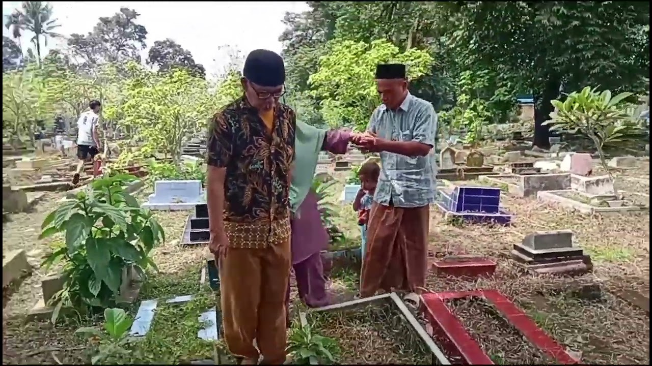 TERBARU !! Assalamu'alaikum...Sang ayah muncul kembali...ZIARAH Ke makam ortu menjelang ramadhan