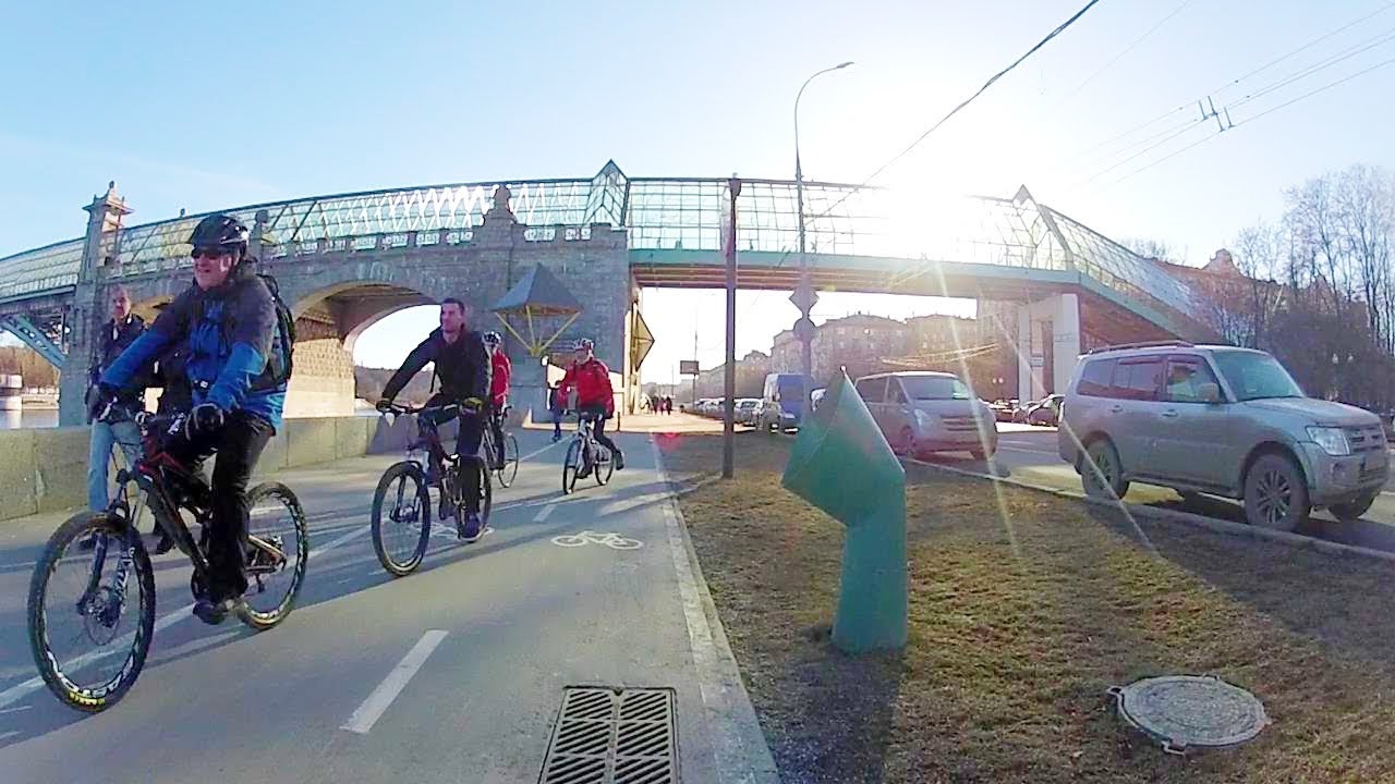 Аттракцион продолжается. Велосипедная дорожка. Cycling. Пешеходы на велодорожке.