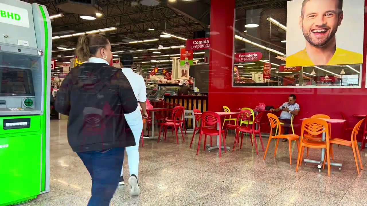RD. Tiene Pueblos de Millonarios. Moca, es uno de ellos. Mira estas, Tremendas, Casas.