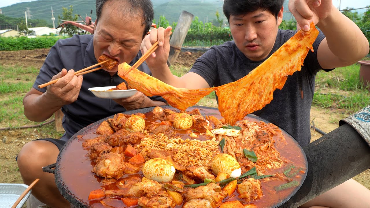 Тушеный острый цыпленок и спелые кимчи на крышке котла - шоу еды Mukbang.