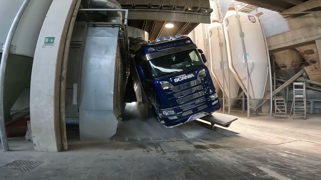 Prašina otežava istovar...