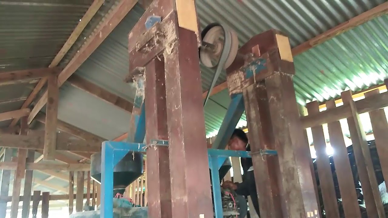 โรงสีข้าวรุ่นคุณปู่ ใช้คนติดเครื่อง 2 คน เครื่องยนต์ Wu Ling