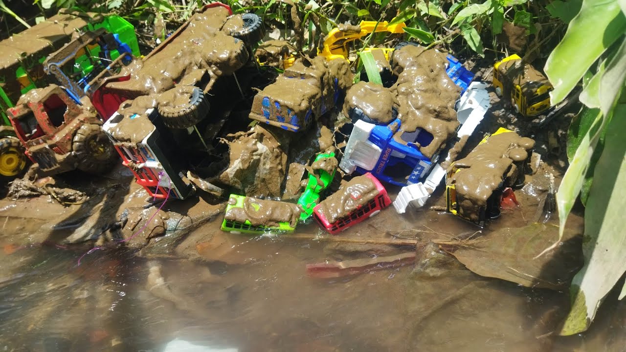 menemukan mainan mobil mobilan berlumpur,mobil truk sampah,mobil crane,mobil pemadam kebakaran dll