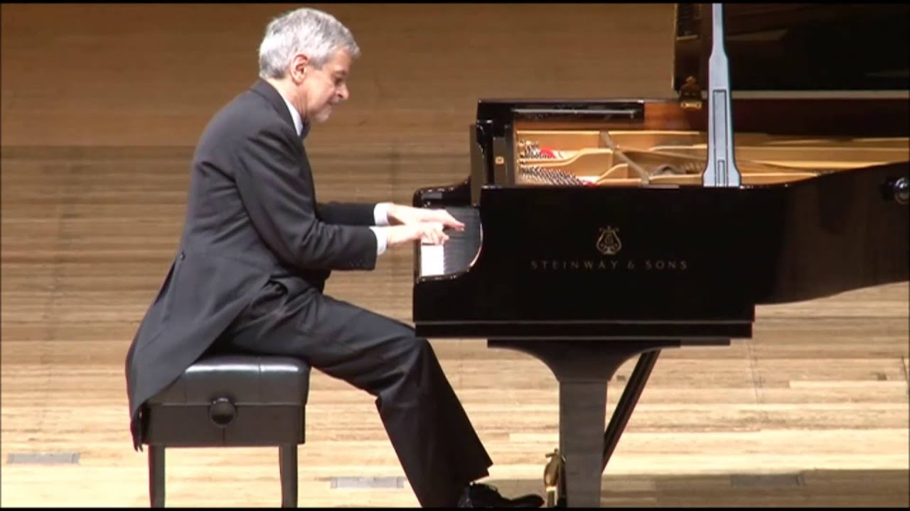 Handel – Gavotte in b flat major, performed by Amaral Vieira, piano (video)