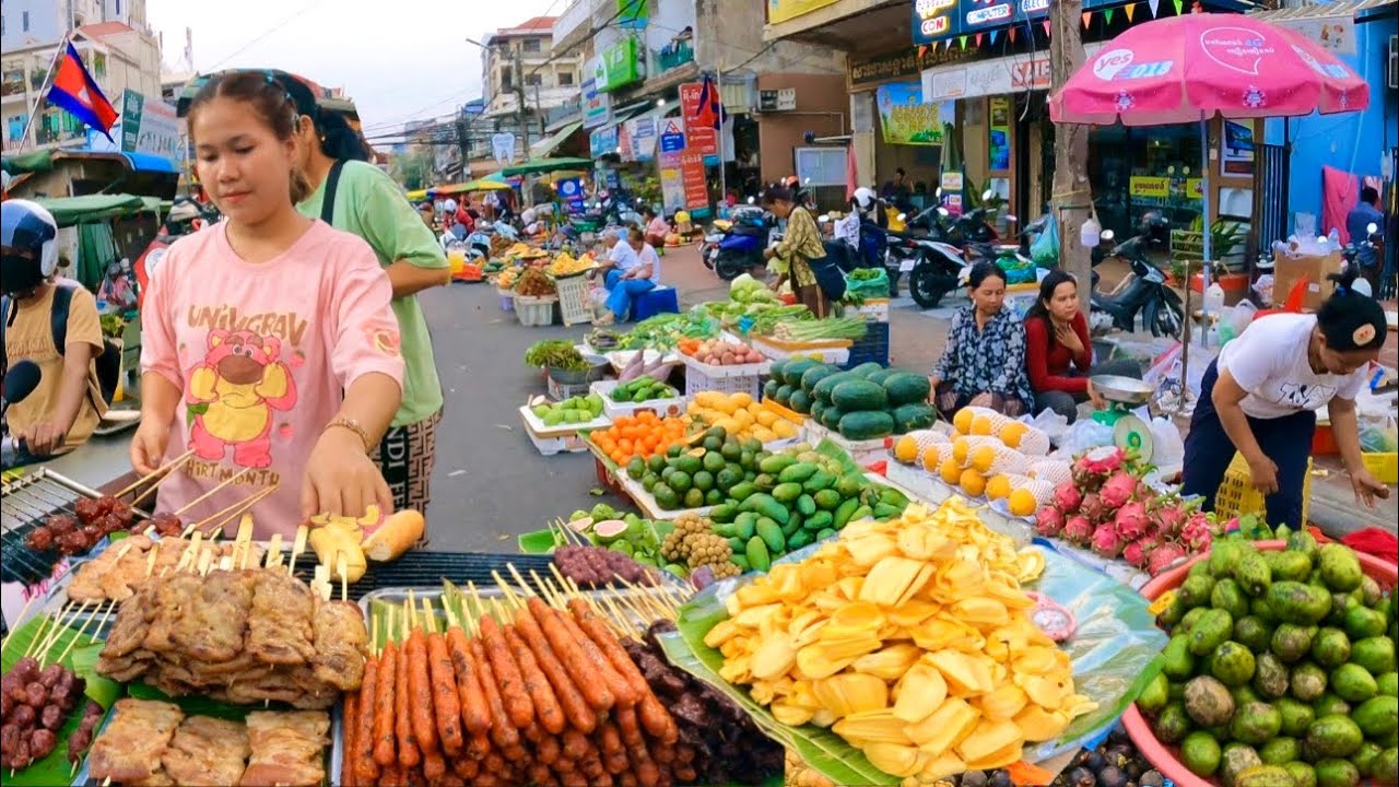 Best Cambodian street food 2023| Walking Phnom Penh traditional market Delicious Plenty of food