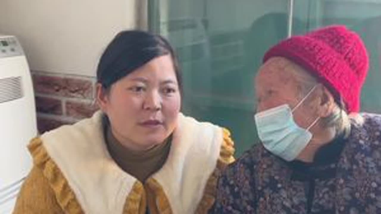越长大越明白，陪伴才是最重要，时光会老容颜易逝，唯有爱才是永恒。愿时光善待我的奶奶。余生的日子只希望你健康平安。#我的奶奶#爱的陪伴 #让陪伴更久一些 #记录我的农村生活