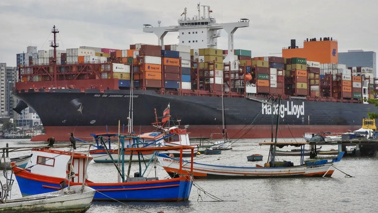 Enorme Navio Cargueiro Quebra Recorde no Brasil