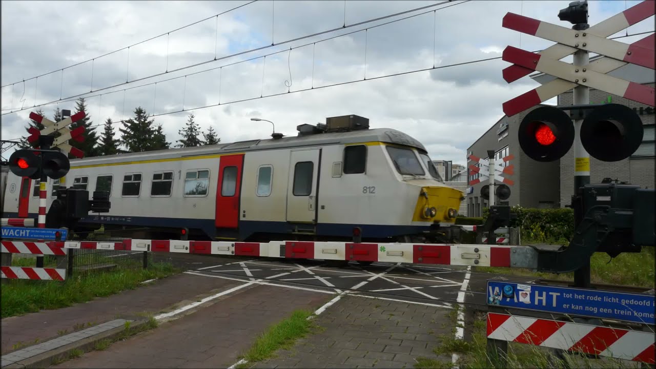 Spoorwegovergang Roosendaal // Dutch railroad crossing