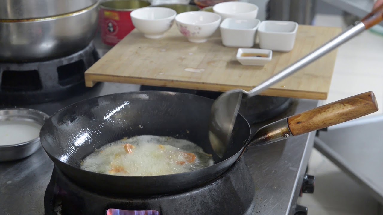 Gamberi saltati con sale, pepe e cipollini | Videoricetta | Ristorante Arte d'Oriente