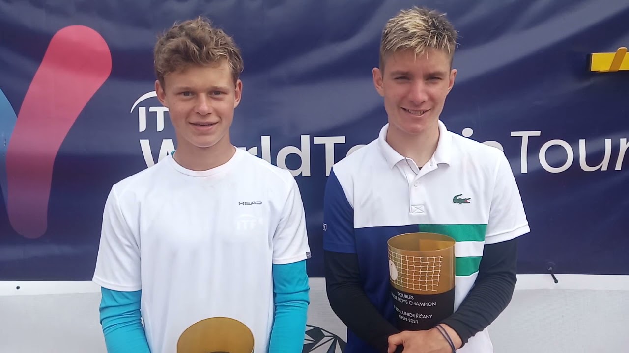 Vojtěch Petr a Jakub Nicod po zisku titulu ve čtyřhře | RPM Junior Říčany Open 2021