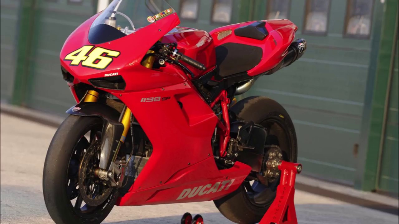 VALENTINO ROSSI ON DUCATI 1198 SP  vs  CIGARETTE 42X DUCATI EDITION