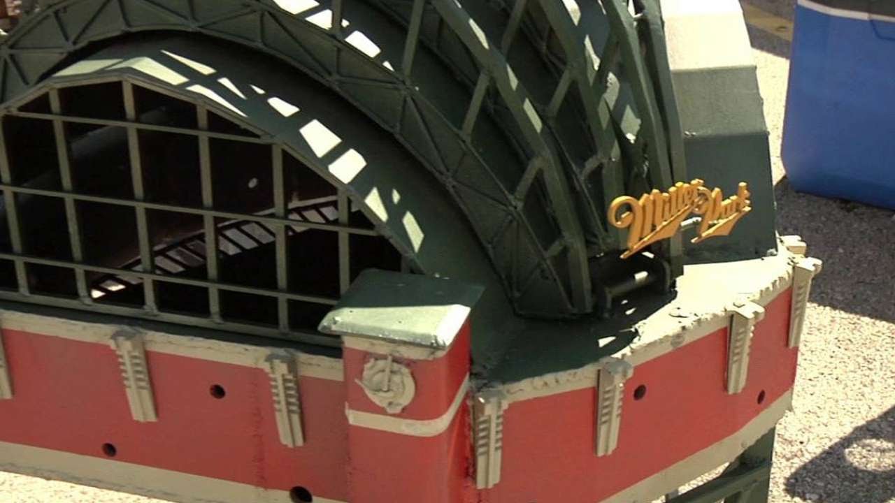 CIN@MIL: Fan showcases grill built after Miller Park