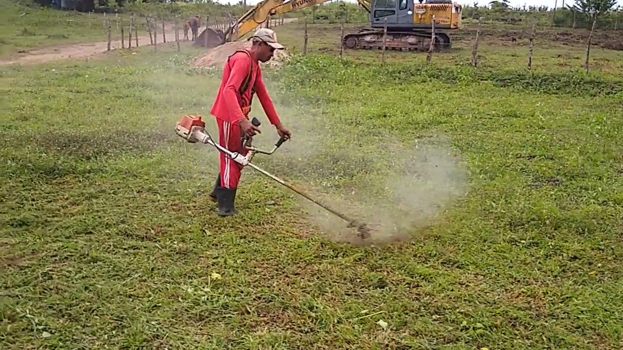trabalhando com a roçadeira