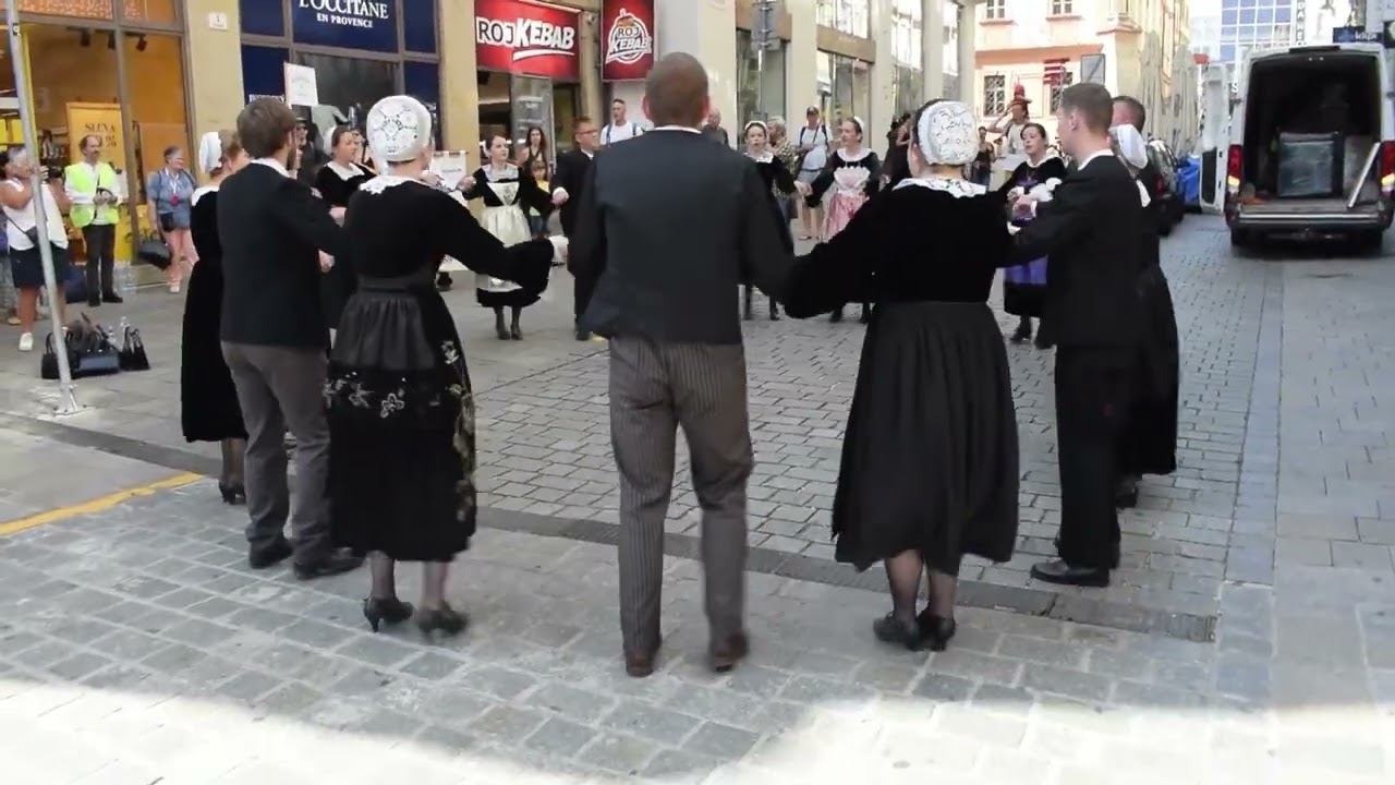 Danse bretonne en République Tchèque : ronds maritimes chantés par le cercle de Rostrenen en 2024
