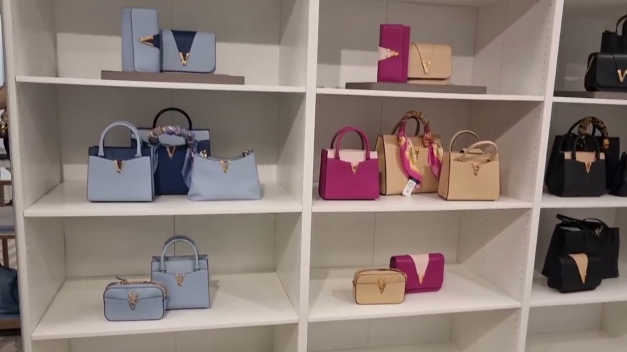 Outlet center — торговый центр  по продаже одежды известных брендов со значительными скидками.