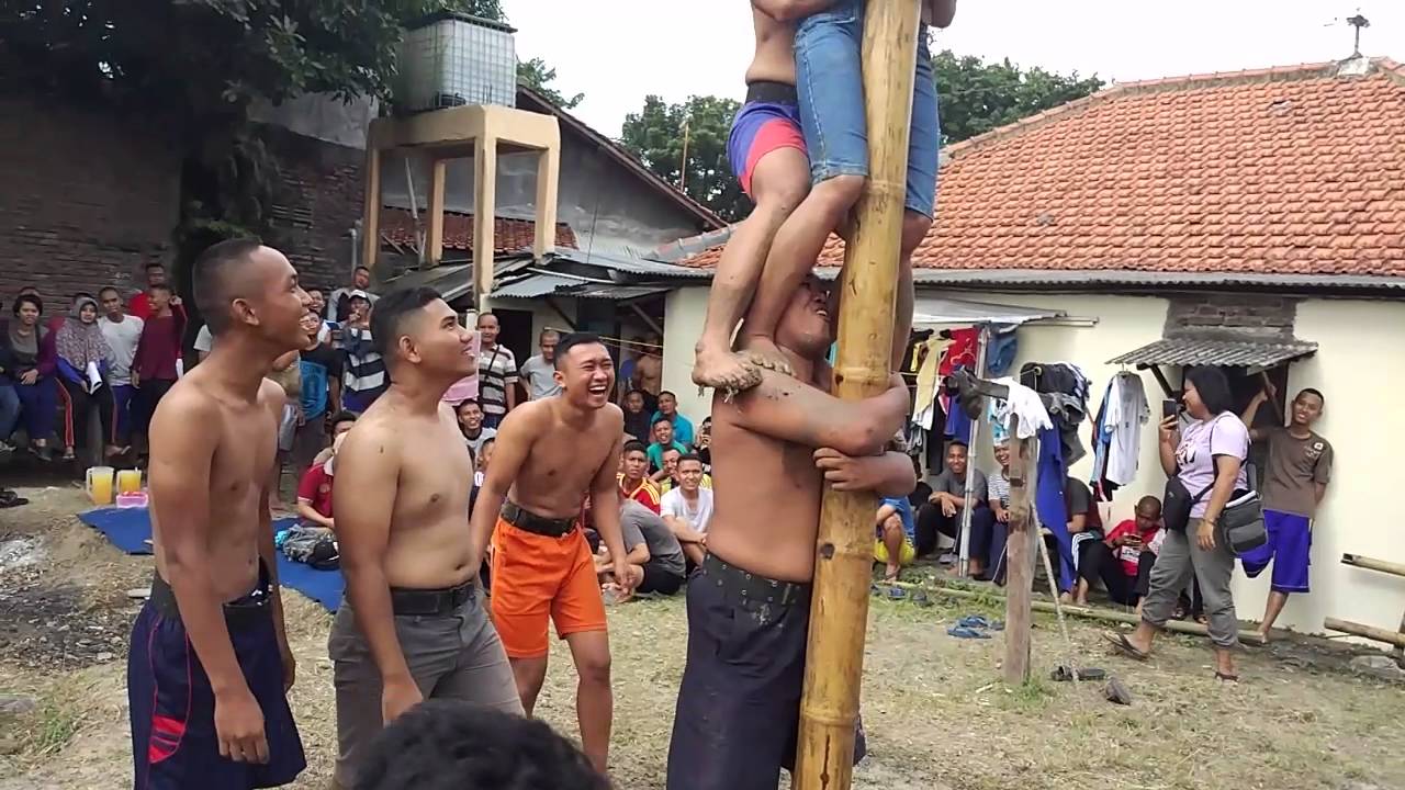 Panjat pinang terlucu sedunia