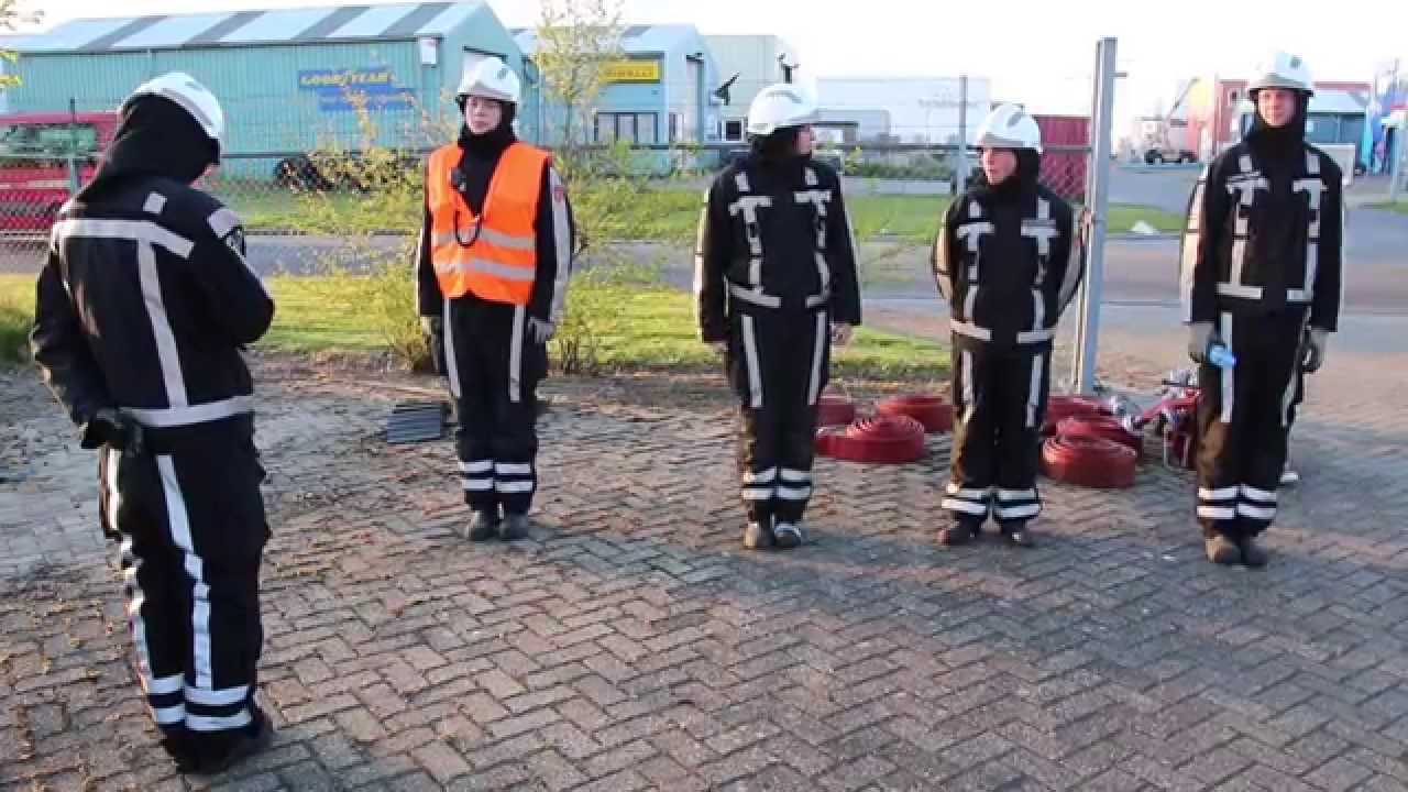 Jeugdbrandweer Flevoland: Oefening 'Middelbrand' te Urk.