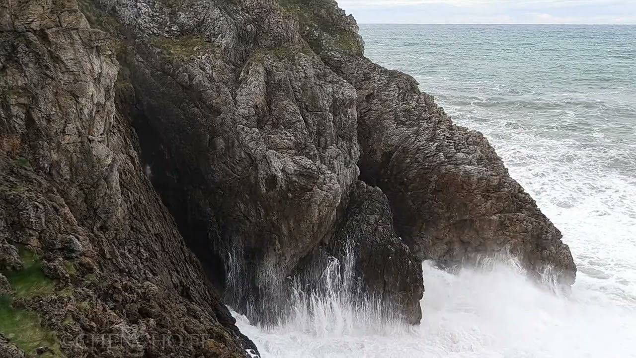 Ruge el Cantábrico. Bufadero de la Cuevona. Oreña. Cantabria