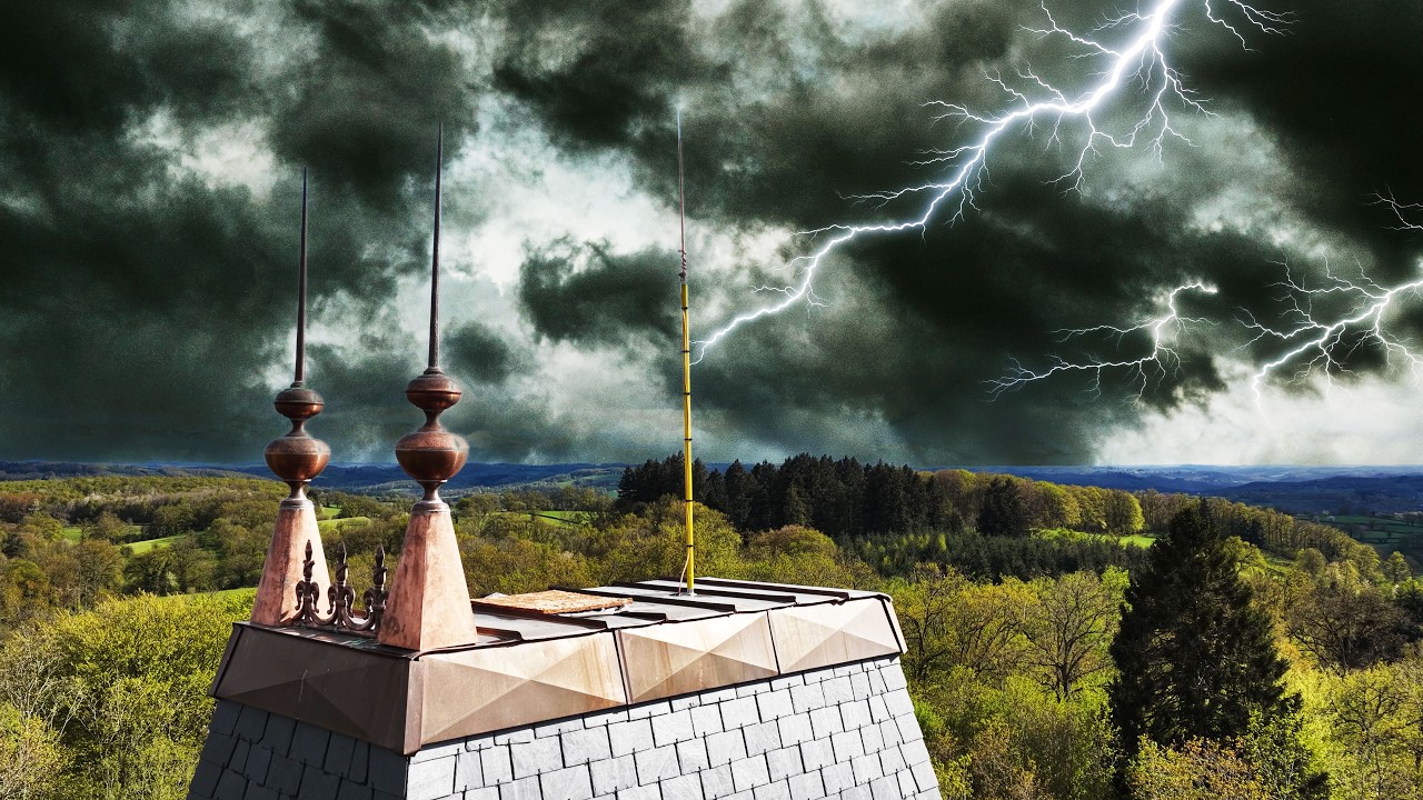 Тот, что с молниеотводом.