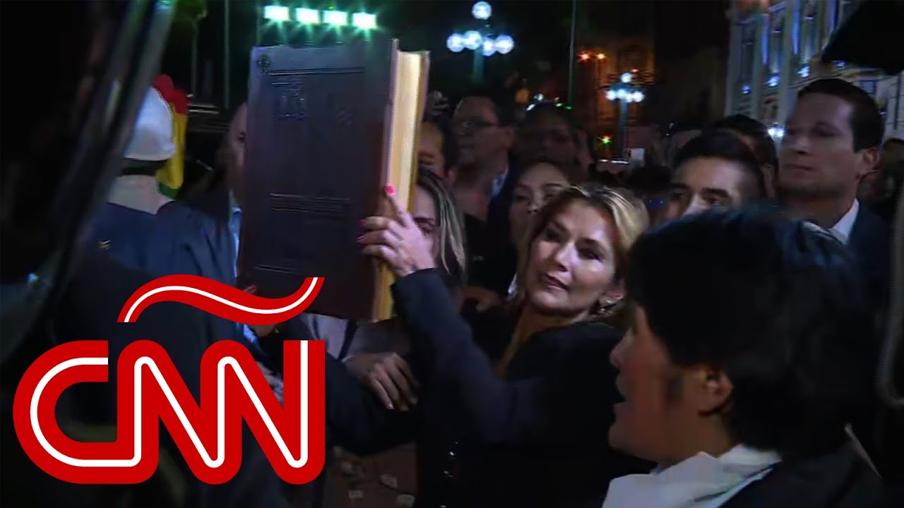 Jeanine Áñez entra con la Biblia al palacio presidencial en Bolivia