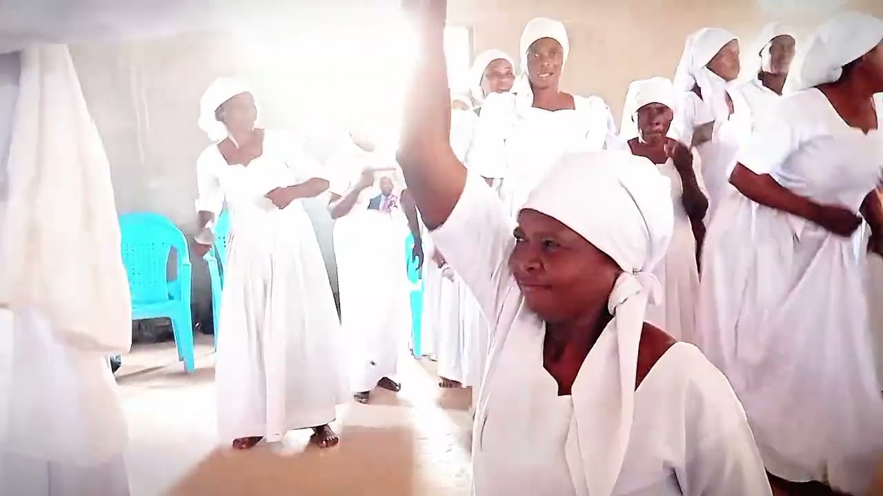 LE 12 FÉVRIER, LA SALUTATION EN ACCOLADES AVEC LE REPRO DANS p/SALAMA SITE KASUMBALESA 