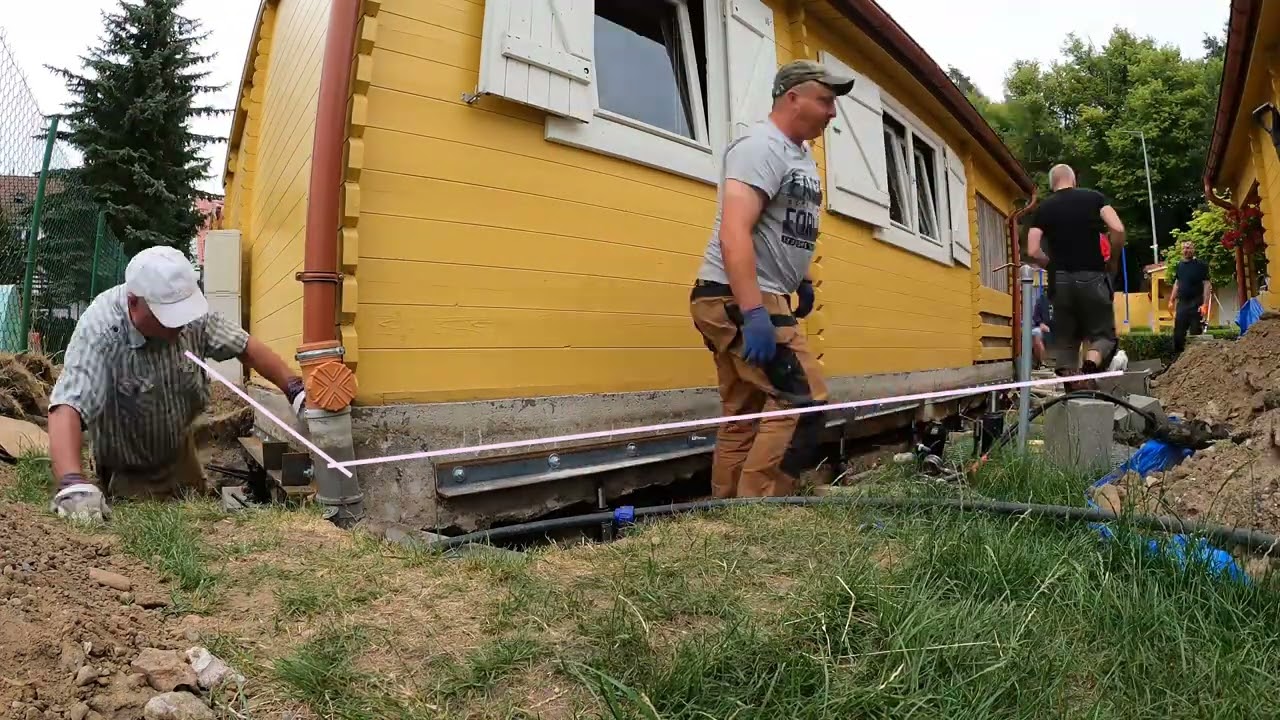 Lift a house/cabin with bottle jacks | Podnoszenie domu na lewarkach butelkowych.