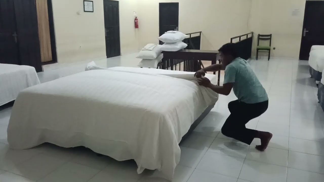 Making Bed Duvet Rasa Triple sheet