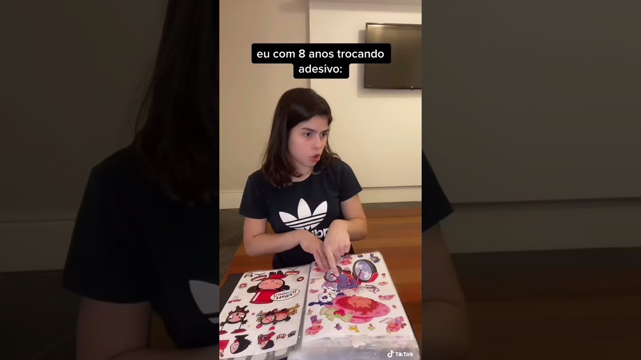 EU COM 8 ANOS TROCANDO ADESIVO - b&aacute;rbara coura #shorts