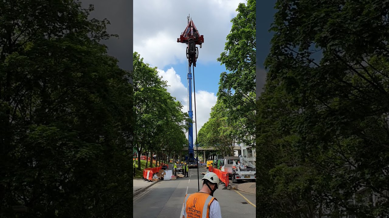 LiftingWorld supplier, LiftComm, with a Liebherr MK140 plus