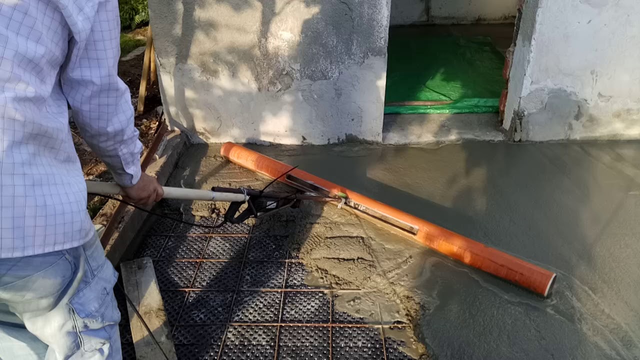 Betónovanie podlahy jednoducho pomocou svojpomocne urobenej vibračnej dosky z PVC rúry na odpad