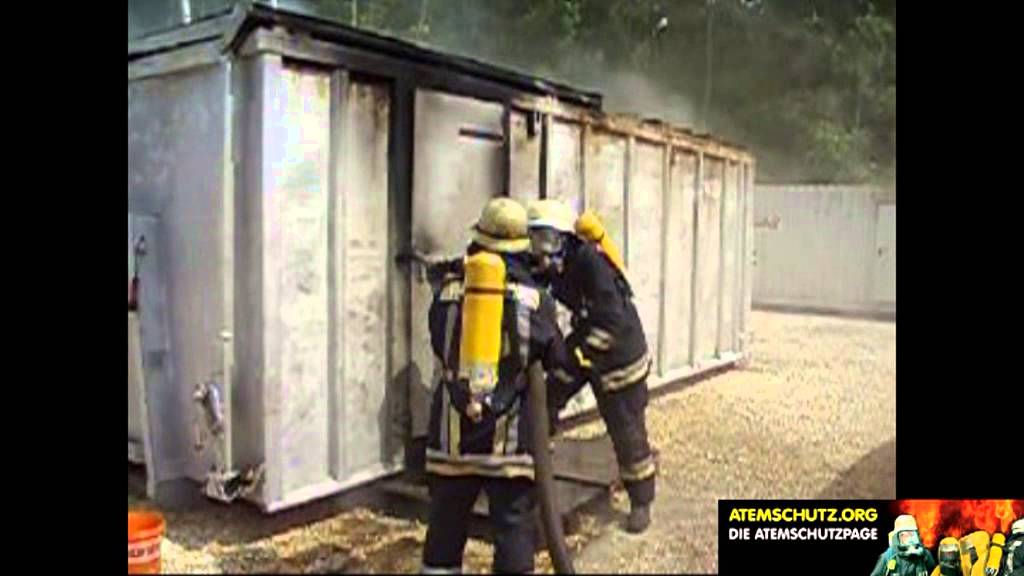 Angriffsübung im Brandcontainer mit Rauchgaskühlung
