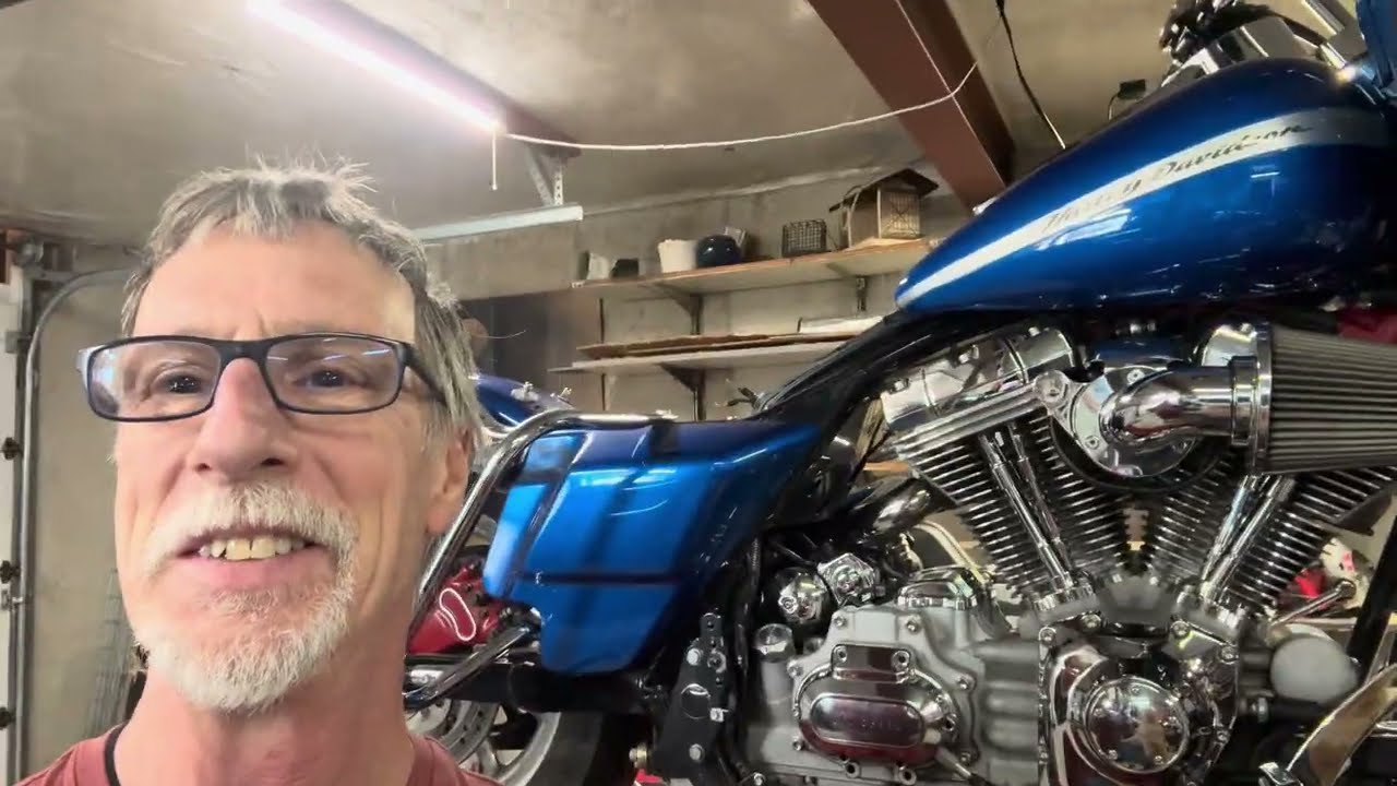 Putting the Road Glide on the Harbor Freight lift.  #harleydavidson 