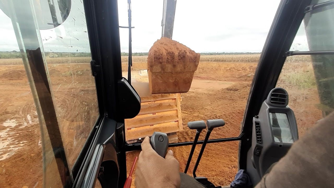 Escavadeira John Deere 210GLC na escavação e carregamento