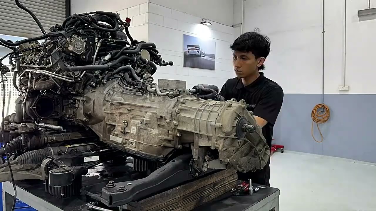 PORSCHE CAYENNE TURBO ENGINE WORKS (TIME-LAPSE)