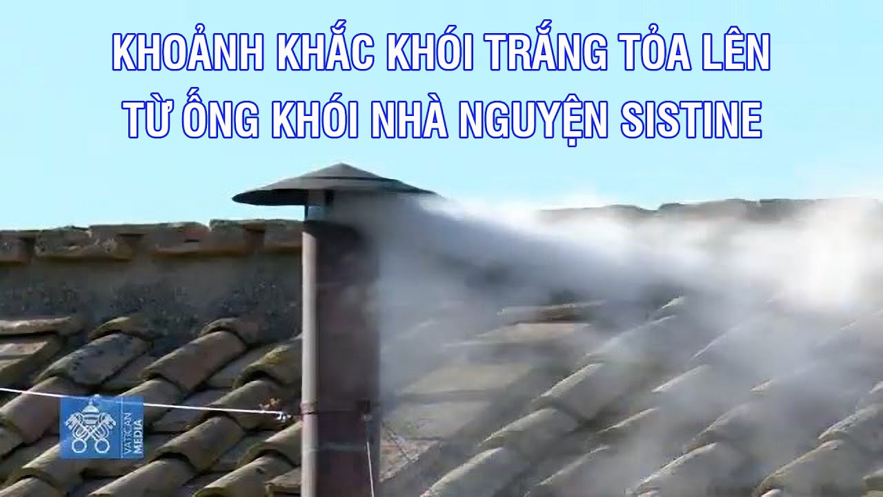 KHOẢNH KHẮC KHÓI TRẮNG TỎA LÊN TỪ ỐNG KHÓI NHÀ NGUYỆN SISTINE
