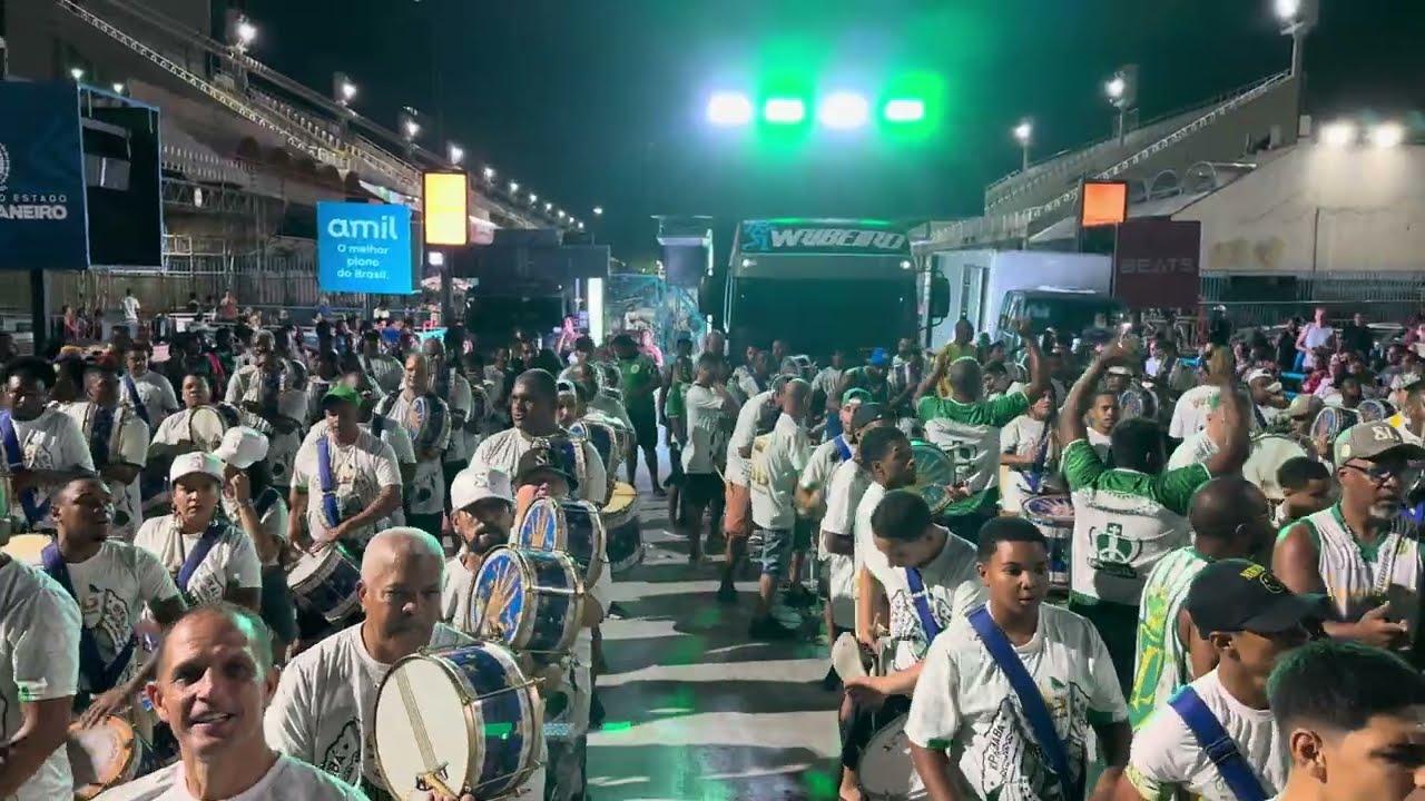 Bateria da Imperatriz Leopoldinense no ensaio do setor 11 na Sapucaí para o carnaval 2025