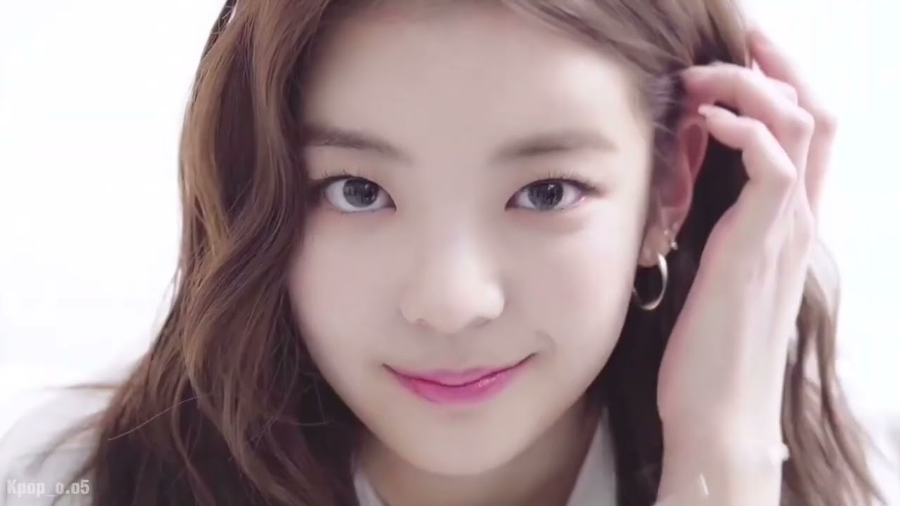 Itzy (있지) (Yeji, Lia, Ryujin) 