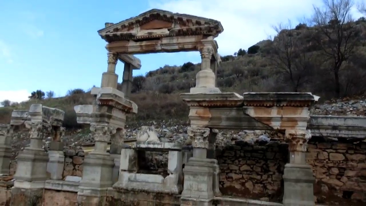 Trajan's Fountain 圖拉真噴泉(Trajan Fountain)是以弗所古城遺址內最美麗的古蹟之一 （EPHESUS，土耳其語：Efes）